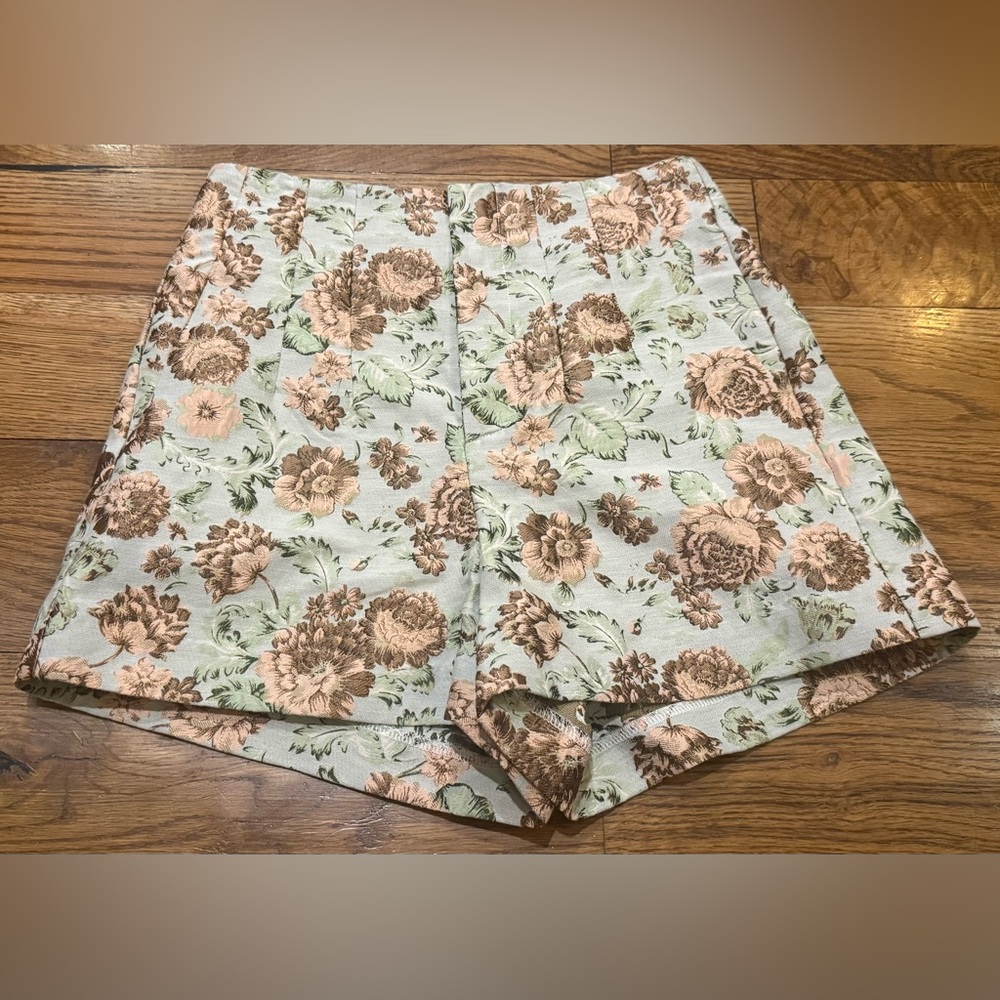 NWT. En Saison. Kayla High Waist Shorts. Size XS.